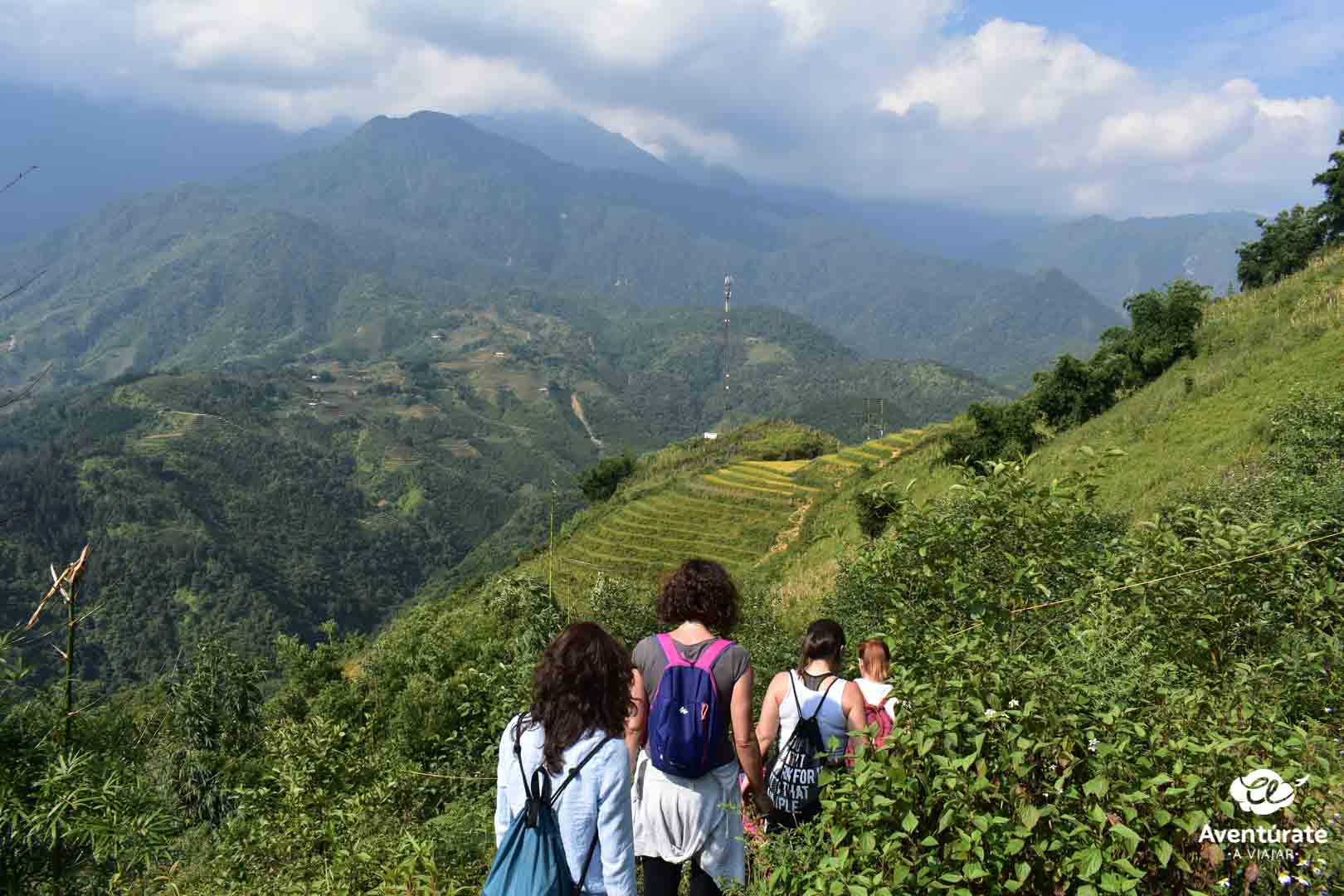 viajeros haciendo trekking en un viaje de aventura de una agencia de viajes en Sapa, Vietnam