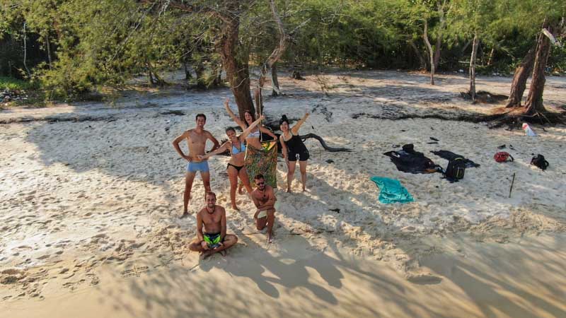 gente en un viaje alternativo con coordinador